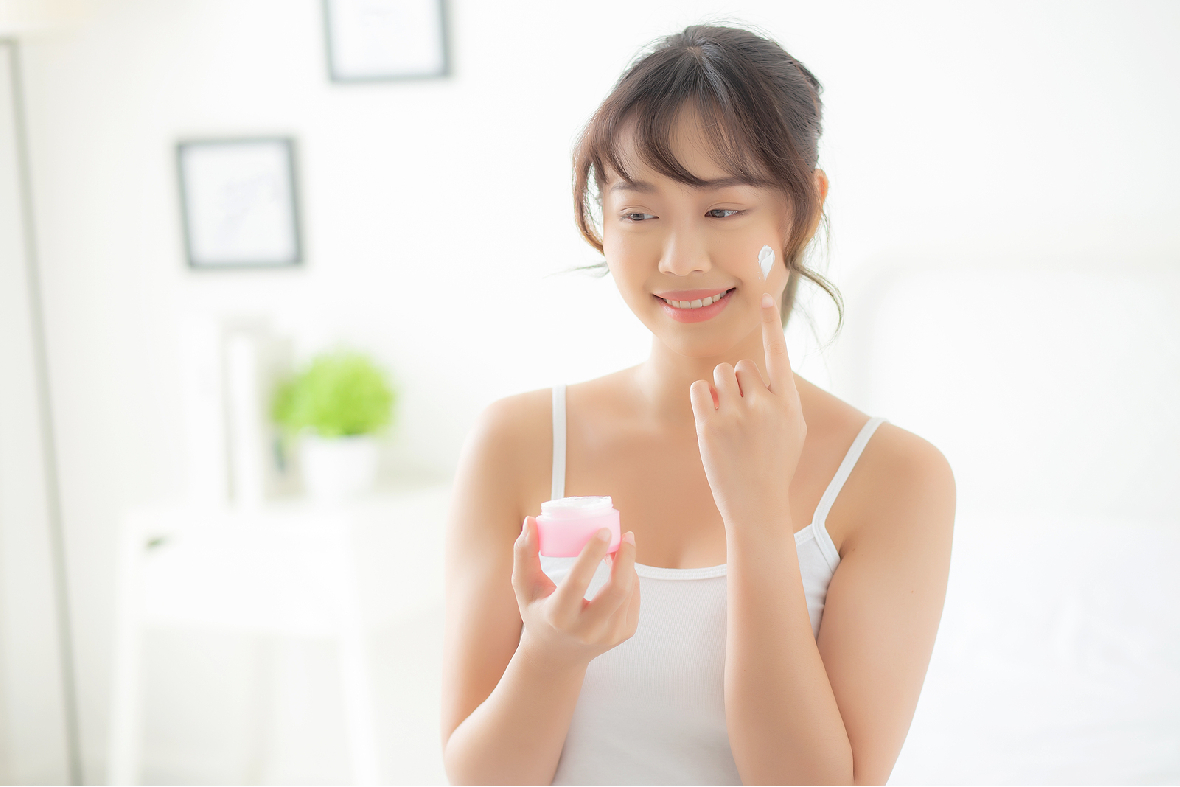 Alcohol In Skincare Explained: Safe Types Vs Drying Ones